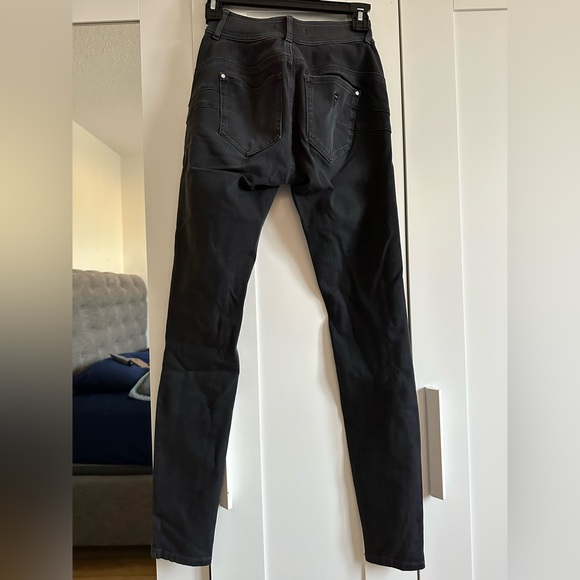 Guess woman’s skinny jeans for $20 - Picture 3 of 3